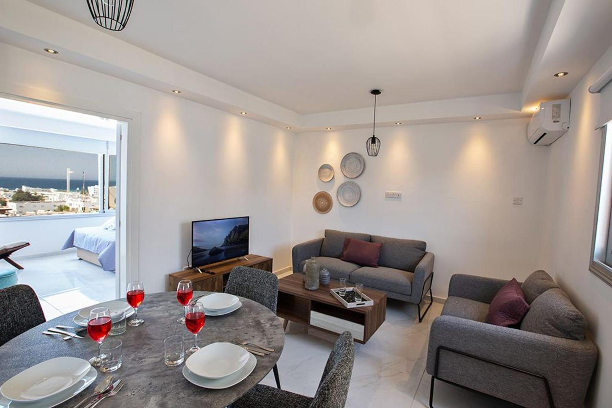 Misia Enas - Modern 2 Bedroom With Sea Views - Close To Square *